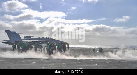 220310-N-MH015-2082 OCEANO PACIFICO (MAR. 10, 2022) un F/A-18F Super Hornet, dal 'Flying Eagles' di Strike Fighter Squadron (VFA) 122, si prepara al lancio del ponte di volo della portaerei USS (CVN 68). Nimitz sta conducendo operazioni di routine. (STATI UNITI Foto Navy di Mass Communications Specialist 3rd Classe Joseph Calabrese) Foto Stock