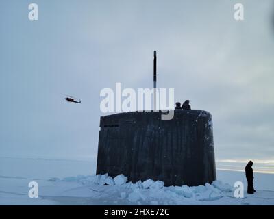 BEAUFORT SEA, Arctic Circle (10 marzo 2022) – il sottomarino USS Pasadena (SSN 752), un attacco rapido di classe Los Angeles, è sorto nel mare di Beaufort nell'Oceano Artico durante l'esercizio sul ghiaccio (ICEX) 2022. ICEX 2022 è un esercizio di tre settimane che consente alla Marina di valutare la sua disponibilità operativa nell'Artico, aumentare l'esperienza nella regione, migliorare la comprensione dell'ambiente artico e continuare a sviluppare relazioni con altri servizi, alleati e organizzazioni partner. (STATI UNITI Foto Navy di aerografo Mate 1st Class Wesley Tien/Released) Foto Stock