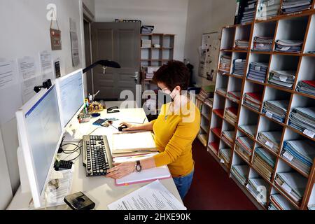 Berlino, Germania. 15th Feb 2022. Justice Scholz lavora di fronte a un computer con file di tribunale. Il più grande tribunale sociale della Germania dispone di una sala per audizioni completamente attrezzata per la registrazione elettronica dei dati. (A dpa-KORR 'canners and monitors instead of files') Credit: Carsten Koall/dpa/Alamy Live News Foto Stock