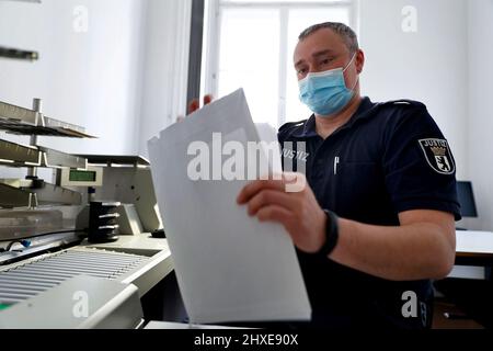 Berlino, Germania. 15th Feb 2022. Patrick Jaeke, capo constable, scansiona i documenti ricevuti nella sala postale per l'acquisizione digitale. Il più grande tribunale sociale della Germania dispone di una sala per audizioni completamente attrezzata per la registrazione elettronica dei dati. (A dpa-KORR 'canners and monitors invece di files - a long way to go for the judicary') Credit: Carsten Koall/dpa/Alamy Live News Foto Stock