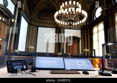 Berlino, Germania. 15th Feb 2022. Tavolo del giudice in una sala uditiva completamente attrezzata per la gestione elettronica dei file. Questo è il più grande tribunale sociale della Germania. (A dpa-KORR 'canners and monitors instead of files') Credit: Carsten Koall/dpa/Alamy Live News Foto Stock