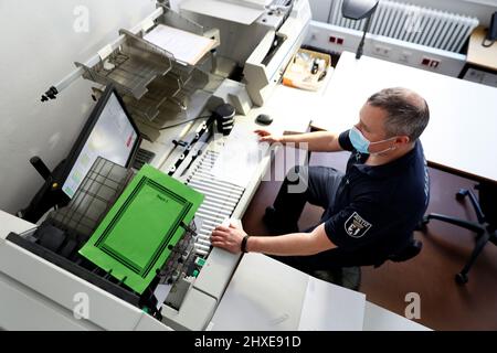 Berlino, Germania. 15th Feb 2022. Patrick Jaeke, capo constable, scansiona i documenti ricevuti nella sala postale per l'acquisizione digitale. Il più grande tribunale sociale della Germania dispone di una sala per audizioni completamente attrezzata per la registrazione elettronica dei dati. (A dpa-KORR 'canners and monitors invece di files - a long way to go for the judicary') Credit: Carsten Koall/dpa/Alamy Live News Foto Stock