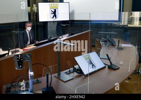 Berlino, Germania. 15th Feb 2022. Michael Gädecke, giudice del Tribunale sociale di Berlino, siede al banco della sala delle audizioni, completamente attrezzata per la gestione elettronica dei file. Questo è il più grande tribunale sociale della Germania. Credit: Carsten Koall/dpa/Alamy Live News Foto Stock