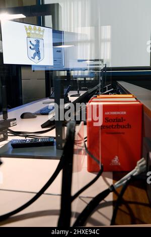 Berlino, Germania. 15th Feb 2022. Tavolo del giudice in una sala uditiva completamente attrezzata per la gestione elettronica dei file. Questo è il più grande tribunale sociale della Germania. (A dpa-KORR 'canners and monitors instead of files') Credit: Carsten Koall/dpa/Alamy Live News Foto Stock