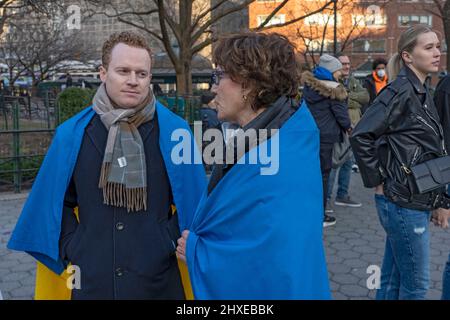 NEW YORK, NEW YORK - MARZO 11: Le persone si drappeggiano alle bandiere ucraine partecipano al raduno studentesco a sostegno dell'Ucraina in Union Square il 11 Marzo 2022 a New York City. Ucraini, ucraini-americani e alleati si sono riuniti per dimostrare sostegno all'Ucraina e protestare contro l'invasione russa. Credit: Ron Adar/Alamy Live News Foto Stock