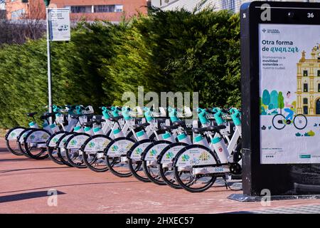 Pamplona, Navarra Spagna gennaio 15 2022: Parcheggio per biciclette pieno di nuove biciclette elettriche del servizio di noleggio comunale. Foto Stock