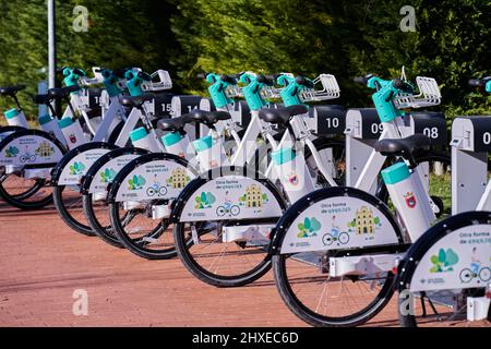 Pamplona, Navarra Spagna gennaio 15 2022: Parcheggio per biciclette pieno di nuove biciclette elettriche del servizio di noleggio comunale. Foto Stock