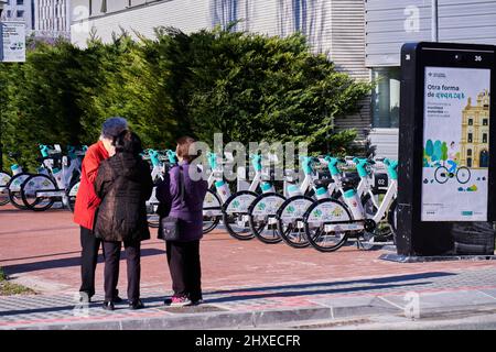 Pamplona, Navarra Spagna gennaio 15 2022: Parcheggio per biciclette pieno di nuove biciclette elettriche del servizio di noleggio comunale. Foto Stock