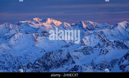 Tramonto invernale dall'osservatorio Pic du Midi de Bigorre (Pirenei, Francia). Sullo sfondo, picco di Posets, ad Aragona (Spagna) Foto Stock