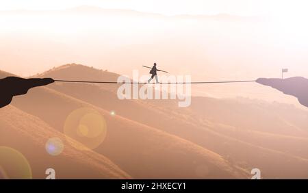 Businessman Balancing on Rope tra due mantiene Cliff al Tramonto. Business Man Challenge, raggiungimento degli obiettivi, rischio e ambizione Foto Stock