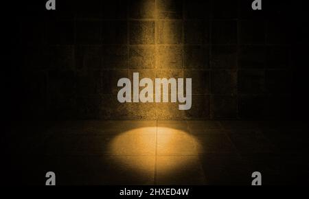 Luce spot in una sala di cemento scura con spazio vuoto. Grande sala grungy con luminoso riflettore, interni testurizzato invecchiato. Nessuno Foto Stock