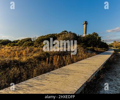 The Sand Dunes of Station 18 Beach e Sullivan's Island Lighthouse, Sullivan's Island, South Carolina, USA Foto Stock