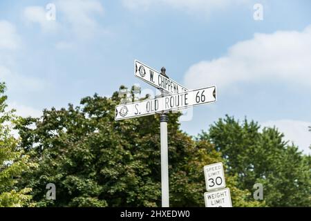 Dwight, Illinois USA - Agosto 31 2015; Old Route 66 e Chippewa Street segnale di intersezione su autostrada. Foto Stock