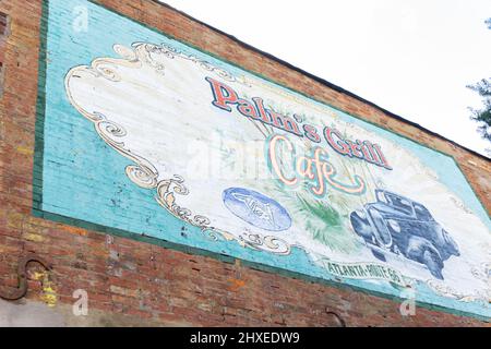 Atlanta, Illinois, Stati Uniti d'America - Agosto 31 2015; cartello vintage cafe per il Palm's Grill Cafe sul muro di mattoni e sulla Route 66. Foto Stock