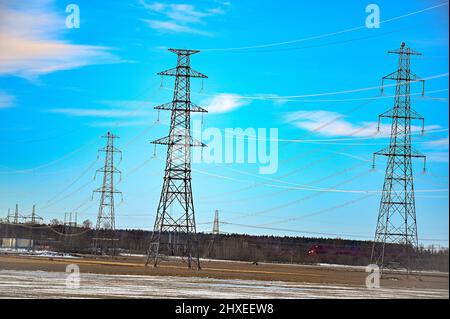 Power line over Field vicino a Orebro Svezia Foto Stock