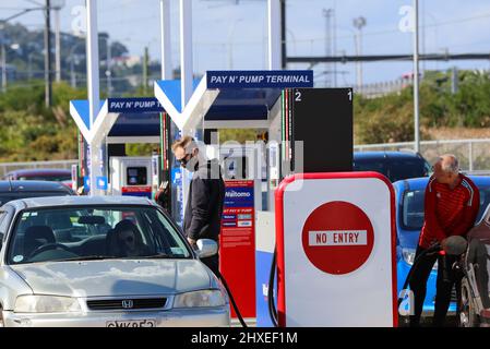 (220312) -- WELLINGTON, 12 marzo 2022 (Xinhua) -- la gente accoda per riempire i serbatoi ad una stazione di benzina di Waitomo nella capitale della Nuova Zelanda Wellington nel pomeriggio di 11 marzo 2022, momento prima di un altro aumento del prezzo del combustibile. Automobili, barche e galloni bottiglie, New Zealanders stava riempiendo ogni serbatoio di carburante prima di un altro grande prezzo escursione ribaltato nel fine settimana. I prezzi della benzina sono già saliti drasticamente nel corso dell'ultimo mese, che ha visto il prezzo medio nazionale di 91 benzina aumentare 11,8 per cento a 2,94 dollari della Nuova Zelanda al litro e 23,1 per cento per il diesel a 2,28 dol della Nuova Zelanda Foto Stock