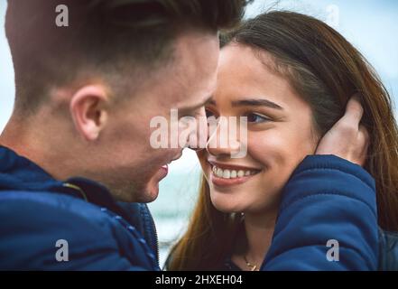 Aspetta di amare. Scatto di una giovane coppia felice che passa una giornata romantica insieme all'aperto. Foto Stock