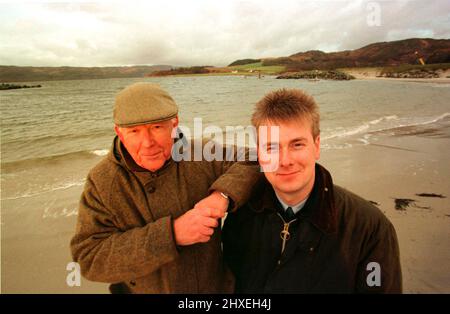 Sir William Lithgow e il figlio James, sulla riva della loro fattoria di pesci Argyll a Ormsary. Foto Stock
