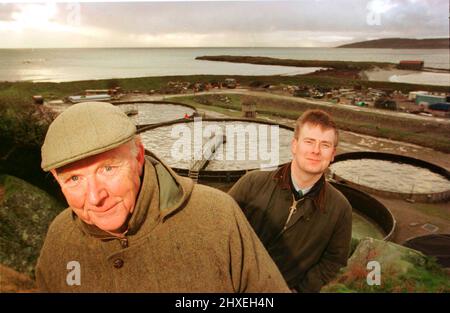 Sir William Lithgow e Son James, con la loro fattoria di pesci a Ormsary, Argyll Foto Stock