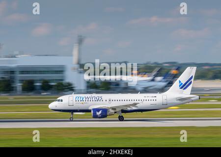 Monaco di Baviera, Germania - Settembre 12. 2021: MyWings Airbus A319-112 con l'immatricolazione del velivolo 9A-BTJ sta iniziando sulla pista sud 26L del Muni Foto Stock