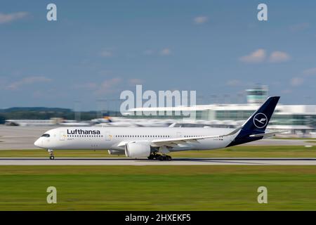 Monaco di Baviera, Germania - Settembre 12. 2021: Lufthansa Airbus A350-941 con l'immatricolazione del velivolo D-AIXC inizia sulla pista meridionale 26L del Mu Foto Stock