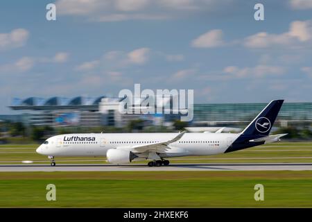 Monaco di Baviera, Germania - Settembre 12. 2021: Lufthansa Airbus A350-941 con l'immatricolazione del velivolo D-AIXC inizia sulla pista meridionale 26L del Mu Foto Stock