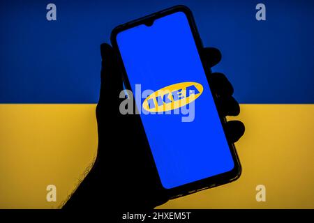 Barcellona, Catalogna. 11th Mar 2022. In questa foto è mostrato un logo Ikea visualizzato su uno smartphone con una bandiera dell'Ucraina sullo sfondo. (Credit Image: © Thiago Prudencio/DAX via ZUMA Press Wire) Foto Stock