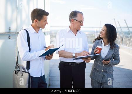 i giovani colleghi stanno discutendo di un nuovo contratto . Foto Stock