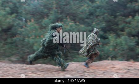 BAISE, CINA - 10 MARZO 2022 - soldati di forze operative speciali prendono parte alla formazione di combattimento sul campo nella città di Baise, Guangxi Zhuang A della Cina meridionale Foto Stock