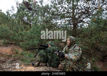 BAISE, CINA - 10 MARZO 2022 - soldati di forze operative speciali prendono parte alla formazione di combattimento sul campo nella città di Baise, Guangxi Zhuang A della Cina meridionale Foto Stock