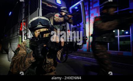 BAISE, CINA - 10 MARZO 2022 - i soldati delle forze speciali di operazioni prendono parte ad un addestramento notturno di combattimento nella città di Baise, Guangxi Zhuang della Cina meridionale Foto Stock