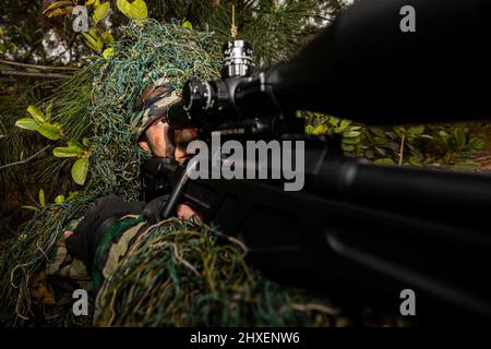 BAISE, CINA - 10 MARZO 2022 - soldati di forze operative speciali prendono parte alla formazione di combattimento sul campo nella città di Baise, Guangxi Zhuang A della Cina meridionale Foto Stock
