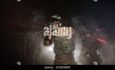 BAISE, CINA - 10 MARZO 2022 - i soldati delle forze speciali di operazioni prendono parte ad un addestramento notturno di combattimento nella città di Baise, Guangxi Zhuang della Cina meridionale Foto Stock