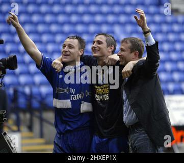 **FILE PIC** il proprietario di Chelsea Roman Abramovich ha avuto i suoi beni congelati, in quanto le sanzioni sono state poste sul miliardario russo. ** Frank Lampard di Chelsea, John Terry e il proprietario del club Roman Ambramovich festeggiano alla fine del gioco Foto Stock