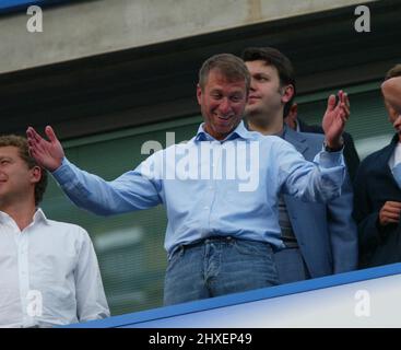 **FILE PIC** il proprietario di Chelsea Roman Abramovich ha avuto i suoi beni congelati, in quanto le sanzioni sono state poste sul miliardario russo. ** Pic: Paul Marriott . . Chelsea / Arsenal . . 21.08.05 il proprietario del Chelsea Roman Abramovich festeggia l'Arsenale battente. Foto Stock