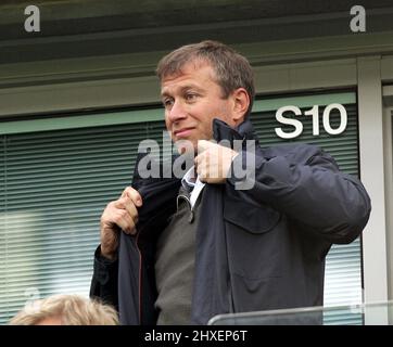 **FILE PIC** il proprietario di Chelsea Roman Abramovich ha avuto i suoi beni congelati, in quanto le sanzioni sono state poste sul miliardario russo. ** Pic: Paul Marriott . . Chelsea / Manchester United . . 21.09.08 il proprietario del Chelsea Roman Abramovich. Foto Stock