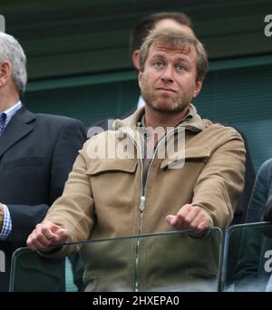 **FILE PIC** il proprietario di Chelsea Roman Abramovich ha avuto i suoi beni congelati, in quanto le sanzioni sono state poste sul miliardario russo. ** Pic: Paul Marriott . . Chelsea / Manchester City . . 19.08.06 il proprietario del Chelsea Roman Abramovich. Foto Stock