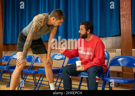 ADAM SANDLER e JUANCHO HERNANGOMEZ in HUSTLE (2022), diretto da GEREMIA ZAGAR. Credit: HAPPY MADISON PRODUCTIONS / Album Foto Stock