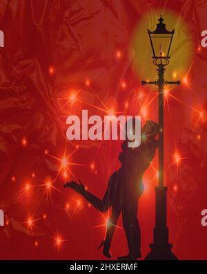 Una coppia bacia sotto la luce di un lampione illuminato con luci Foto Stock