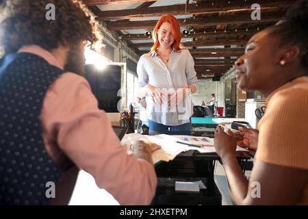 Giovane donna che arriva al colloquio di lavoro in ufficio Foto Stock