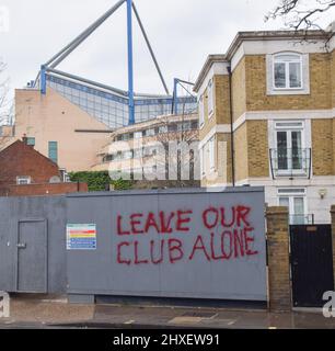 Londra, Regno Unito. 11th marzo 2022. "Lasciate il nostro Club da solo" graffiti fuori Stamford Bridge. Il Chelsea FC è stato colpito da restrizioni, tra cui il divieto di vendita di nuovi biglietti e merci, dopo che sono state imposte sanzioni al proprietario Roman Abramovich a causa dei suoi stretti legami con il presidente russo Vladimir Putin. Foto Stock