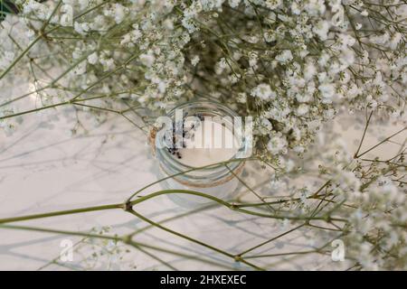Foto del soddisfare per il commercio di produzione delle candele naturali dalla cera di soia in vasetti Foto Stock