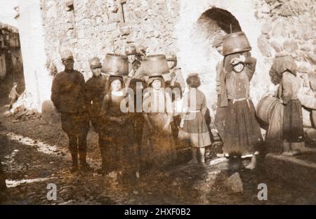 Soldati italiani con un gruppo di donne da qualche parte nel nord Italia (1917) Foto Stock