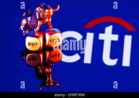 Metal bull si erge su morse buy-sell sullo sfondo del logo Citigroup Foto Stock