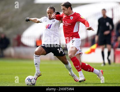 Fulham's Bobby Decordova-Reid (a sinistra) e Barnsley's Callum Brittain combattono per la palla durante la partita del campionato Sky Bet all'Oakwell Stadium di Barnsley. Data foto: Sabato 12 marzo 2022. Foto Stock