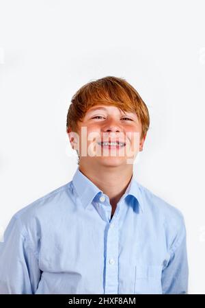 Carino giovani felici di ridere ragazzo in studio Foto Stock