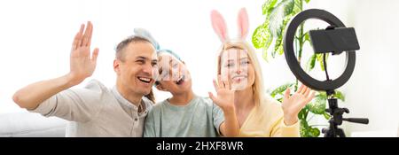Padre, madre e suo figlio si divertiranno a dipingere le uova di Pasqua. Acquista on-line per la decorazione felice pasqua. Uova di Pasqua - assortimento di uova colorate Foto Stock