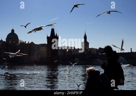 Praga, Repubblica Ceca. 12th Mar 2022. Due donne ucraine nutrono gli uccelli e fanno foto vicino al fiume Moldava a Praga, Repubblica Ceca. (Credit Image: © Slavek Ruta/ZUMA Press Wire) Credit: ZUMA Press, Inc./Alamy Live News Foto Stock