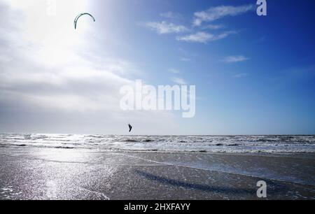 Un kite surfer gode le condizioni di vento sul mare in Camber, Sussex orientale. Data foto: Sabato 12 marzo 2022. Foto Stock