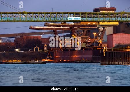 Porto di scarico gru, porto meridionale Walsum di ThyssenKrupp Steel Europe AG sul Reno Foto Stock